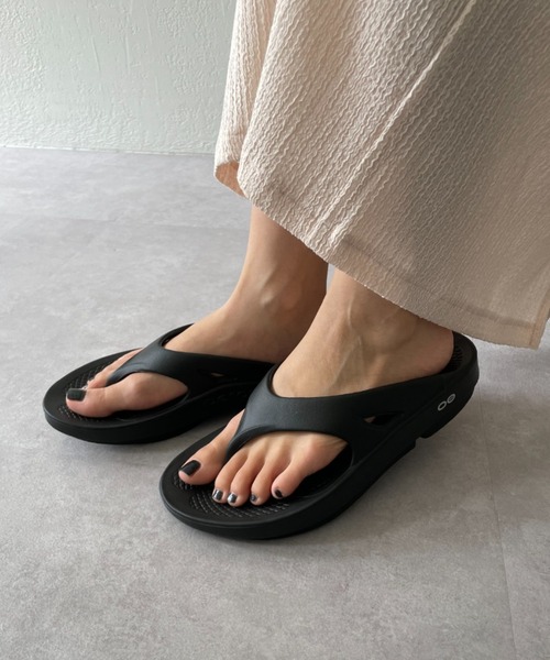 CIAOPANIC（チャオパニック）の「【OOFOS/ウーフォス】OOriginal/ウーオリジナルサンダル（サンダル・レディース・ブラック/パープル/アイボリー・24/25）」の14枚目の写真