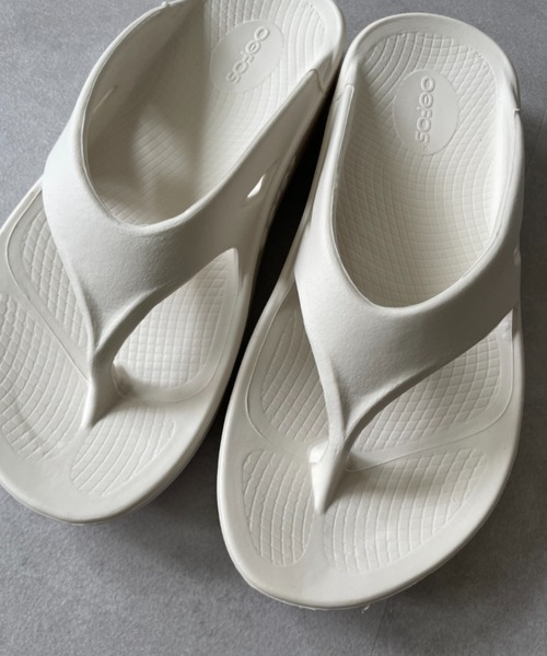 CIAOPANIC（チャオパニック）の「【OOFOS/ウーフォス】OOriginal/ウーオリジナルサンダル（サンダル・レディース・ブラック/パープル/アイボリー・24/25）」の5枚目の写真