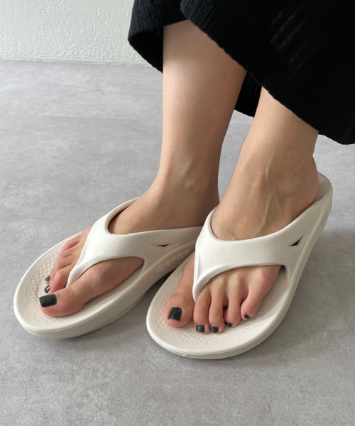 CIAOPANIC（チャオパニック）の「【OOFOS/ウーフォス】OOriginal/ウーオリジナルサンダル（サンダル・レディース・ブラック/パープル/アイボリー・24/25）」の4枚目の写真