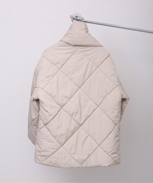 ap retro(アプレトロ)の「ノーカラーダイヤキルトパディングブルゾン マフラー付 /キルティングコート(ダウンジャケット/コート・レディース・オフホワイト/アイボリー/ブラック・FREE)」の21枚目の写真