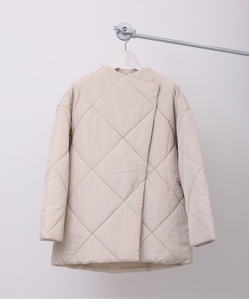ap retro(アプレトロ)の「ノーカラーダイヤキルトパディングブルゾン マフラー付 /キルティングコート(ダウンジャケット/コート・レディース・オフホワイト/アイボリー/ブラック・FREE)」の22枚目の写真