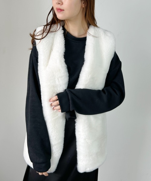CLEA（クレア）の「フェイクファーロングベスト（ベスト・レディース・モカ/ホワイト/ブラック・FREE）」の2枚目の写真
