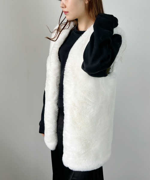 CLEA（クレア）の「フェイクファーロングベスト（ベスト・レディース・モカ/ホワイト/ブラック・FREE）」の4枚目の写真