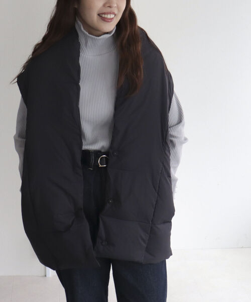 fredy emue（フレディエミュ）の「ライトタフタベスト（ダウンベスト・レディース・オフホワイト/グレイッシュベージュ/ブラック・38）」の3枚目の写真