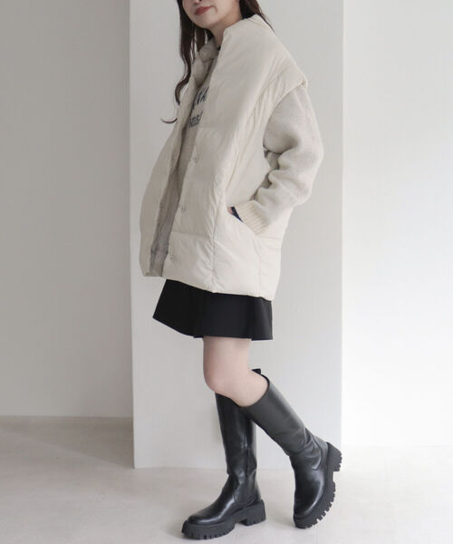 fredy emue（フレディエミュ）の「ライトタフタベスト（ダウンベスト・レディース・オフホワイト/グレイッシュベージュ/ブラック・38）」の4枚目の写真