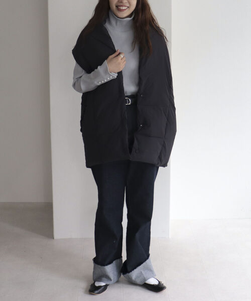 fredy emue（フレディエミュ）の「ライトタフタベスト（ダウンベスト・レディース・オフホワイト/グレイッシュベージュ/ブラック・38）」の9枚目の写真