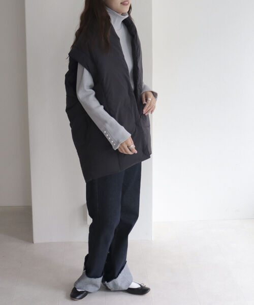 fredy emue（フレディエミュ）の「ライトタフタベスト（ダウンベスト・レディース・オフホワイト/グレイッシュベージュ/ブラック・38）」の10枚目の写真