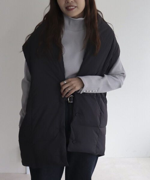 fredy emue（フレディエミュ）の「ライトタフタベスト（ダウンベスト・レディース・オフホワイト/グレイッシュベージュ/ブラック・38）」の11枚目の写真