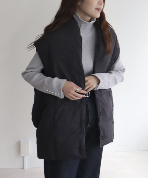 fredy emue（フレディエミュ）の「ライトタフタベスト（ダウンベスト・レディース・オフホワイト/グレイッシュベージュ/ブラック・38）」の12枚目の写真