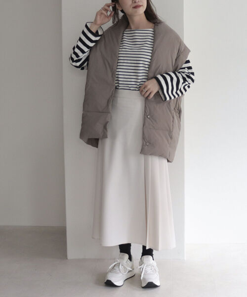 fredy emue（フレディエミュ）の「ライトタフタベスト（ダウンベスト・レディース・オフホワイト/グレイッシュベージュ/ブラック・38）」の13枚目の写真