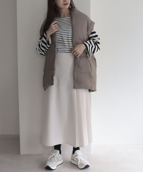 fredy emue（フレディエミュ）の「ライトタフタベスト（ダウンベスト・レディース・オフホワイト/グレイッシュベージュ/ブラック・38）」の14枚目の写真