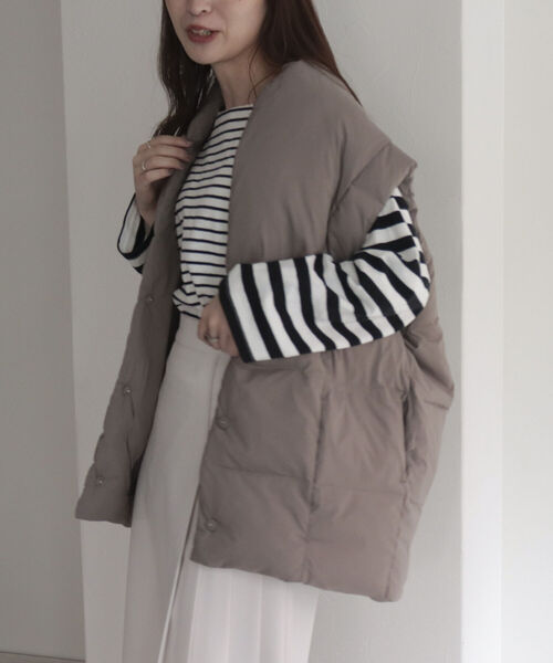 fredy emue（フレディエミュ）の「ライトタフタベスト（ダウンベスト・レディース・オフホワイト/グレイッシュベージュ/ブラック・38）」の15枚目の写真