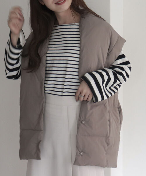 fredy emue（フレディエミュ）の「ライトタフタベスト（ダウンベスト・レディース・オフホワイト/グレイッシュベージュ/ブラック・38）」の16枚目の写真