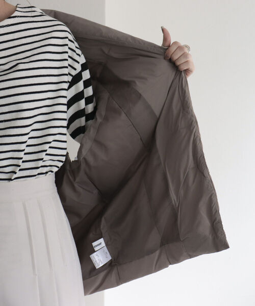 fredy emue（フレディエミュ）の「ライトタフタベスト（ダウンベスト・レディース・オフホワイト/グレイッシュベージュ/ブラック・38）」の17枚目の写真