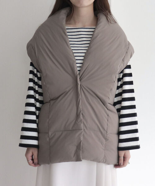 fredy emue（フレディエミュ）の「ライトタフタベスト（ダウンベスト・レディース・オフホワイト/グレイッシュベージュ/ブラック・38）」の18枚目の写真