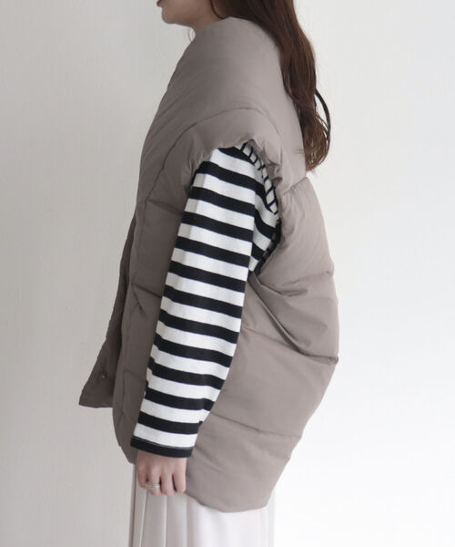 fredy emue（フレディエミュ）の「ライトタフタベスト（ダウンベスト・レディース・オフホワイト/グレイッシュベージュ/ブラック・38）」の19枚目の写真