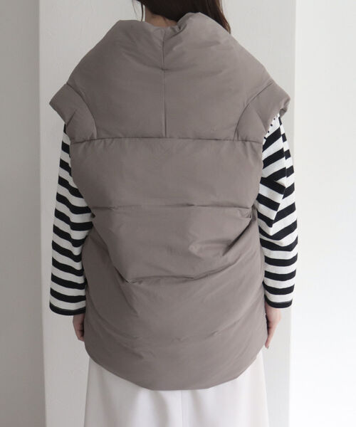 fredy emue（フレディエミュ）の「ライトタフタベスト（ダウンベスト・レディース・オフホワイト/グレイッシュベージュ/ブラック・38）」の20枚目の写真