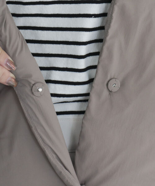 fredy emue（フレディエミュ）の「ライトタフタベスト（ダウンベスト・レディース・オフホワイト/グレイッシュベージュ/ブラック・38）」の21枚目の写真