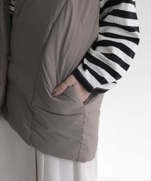 fredy emue（フレディエミュ）の「ライトタフタベスト（ダウンベスト・レディース・オフホワイト/グレイッシュベージュ/ブラック・38）」の22枚目の写真