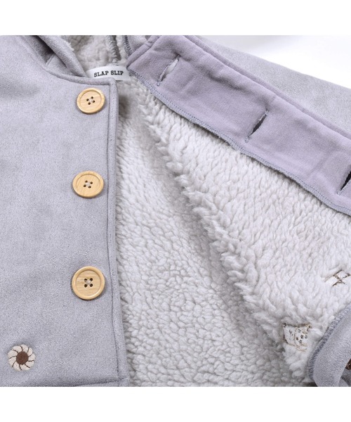 SLAP SLIP BABY（スラップスリップベビー）の「SLAPSLIPBABY/くま耳モチーフお菓子刺繍裏ボアマントベビー(50~90cm)（ポンチョ・キッズ・グレー/ベージュ・ONESIZE）」の5枚目の写真