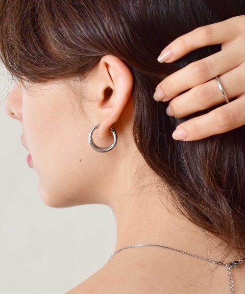 LHME（エルエイチエムイー）の「LHME ダブルリングフープピアス/サージカルステンレス316L（金属アレルギー対応）（ピアス（両耳用）・レディース・シルバー/イエローゴールド・ONE SIZE）」の12枚目の写真