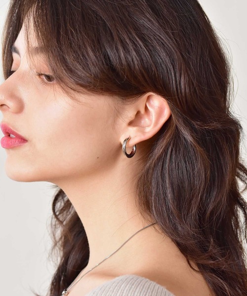 LHME（エルエイチエムイー）の「LHME ダブルリングフープピアス/サージカルステンレス316L（金属アレルギー対応）（ピアス（両耳用）・レディース・シルバー/イエローゴールド・ONE SIZE）」の11枚目の写真