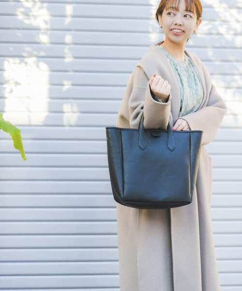 RODE SKO（ロデスコ）の「テープショルダースクエアトートバッグ『Lsize』（トートバッグ・レディース・ブラック/ベージュ・ONE）」の19枚目の写真