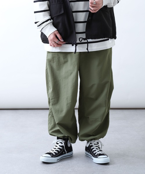 ZIP FIVE（ジップファイブ）の「【ZIP FIVE】【ユニセックス】ナイロンテック バルーンワイドパンツ（その他パンツ・メンズ・ブラック/イエロー/オリーブ/チャコール/パープル/ベージュ/オフホワイト/オレンジ/ダークグリーン・SMALL/LARGE/MEDIUM）」の6枚目の写真