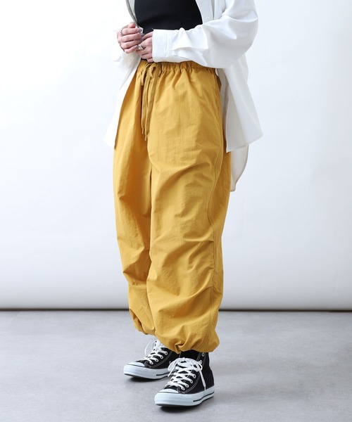 ZIP FIVE（ジップファイブ）の「【ZIP FIVE】【ユニセックス】ナイロンテック バルーンワイドパンツ（その他パンツ・メンズ・ブラック/イエロー/オリーブ/チャコール/パープル/ベージュ/オフホワイト/オレンジ/ダークグリーン・SMALL/LARGE/MEDIUM）」の8枚目の写真