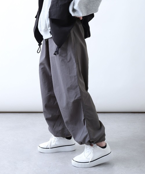 ZIP FIVE（ジップファイブ）の「【ZIP FIVE】【ユニセックス】ナイロンテック バルーンワイドパンツ（その他パンツ・メンズ・ブラック/イエロー/オリーブ/チャコール/パープル/ベージュ/オフホワイト/オレンジ/ダークグリーン・SMALL/LARGE/MEDIUM）」の3枚目の写真