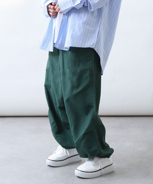 ZIP FIVE（ジップファイブ）の「【ZIP FIVE】【ユニセックス】ナイロンテック バルーンワイドパンツ（その他パンツ・メンズ・ブラック/イエロー/オリーブ/チャコール/パープル/ベージュ/オフホワイト/オレンジ/ダークグリーン・SMALL/LARGE/MEDIUM）」の5枚目の写真