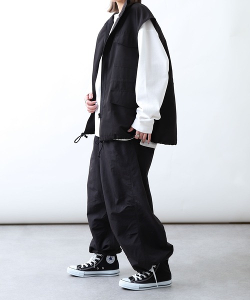 ZIP FIVE（ジップファイブ）の「【ZIP FIVE】【ユニセックス】ナイロンテック バルーンワイドパンツ（その他パンツ・メンズ・ブラック/イエロー/オリーブ/チャコール/パープル/ベージュ/オフホワイト/オレンジ/ダークグリーン・SMALL/LARGE/MEDIUM）」の15枚目の写真