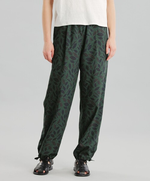 MACKINTOSH PHILOSOPHY（ﾏｯｷﾝﾄｯｼｭ ﾌｨﾛｿﾌｨｰ）の「GREY LABEL バティックドロストパンツ（その他パンツ・レディース・グリーン/ブラウン・2）」の2枚目の写真