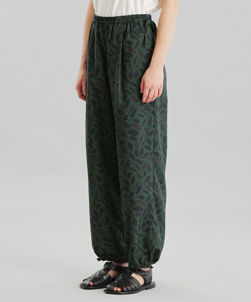 MACKINTOSH PHILOSOPHY（ﾏｯｷﾝﾄｯｼｭ ﾌｨﾛｿﾌｨｰ）の「GREY LABEL バティックドロストパンツ（その他パンツ・レディース・グリーン/ブラウン・2）」の6枚目の写真