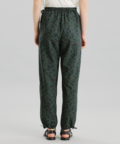 MACKINTOSH PHILOSOPHY（ﾏｯｷﾝﾄｯｼｭ ﾌｨﾛｿﾌｨｰ）の「GREY LABEL バティックドロストパンツ（その他パンツ・レディース・グリーン/ブラウン・2）」の7枚目の写真