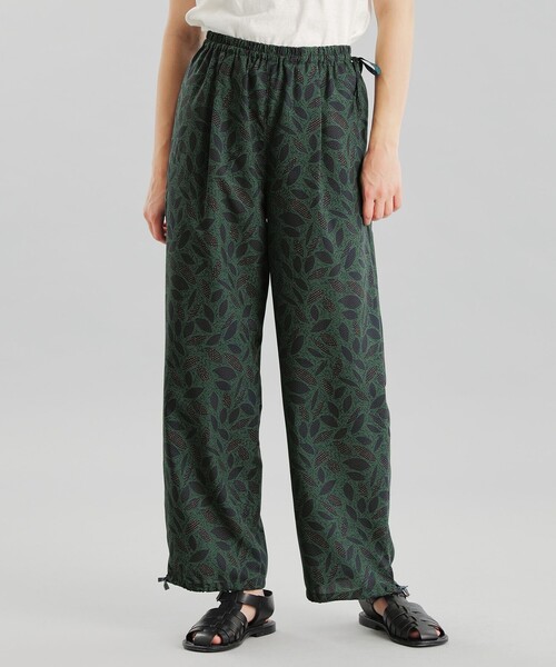 MACKINTOSH PHILOSOPHY（ﾏｯｷﾝﾄｯｼｭ ﾌｨﾛｿﾌｨｰ）の「GREY LABEL バティックドロストパンツ（その他パンツ・レディース・グリーン/ブラウン・2）」の8枚目の写真