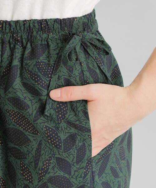 MACKINTOSH PHILOSOPHY（ﾏｯｷﾝﾄｯｼｭ ﾌｨﾛｿﾌｨｰ）の「GREY LABEL バティックドロストパンツ（その他パンツ・レディース・グリーン/ブラウン・2）」の9枚目の写真