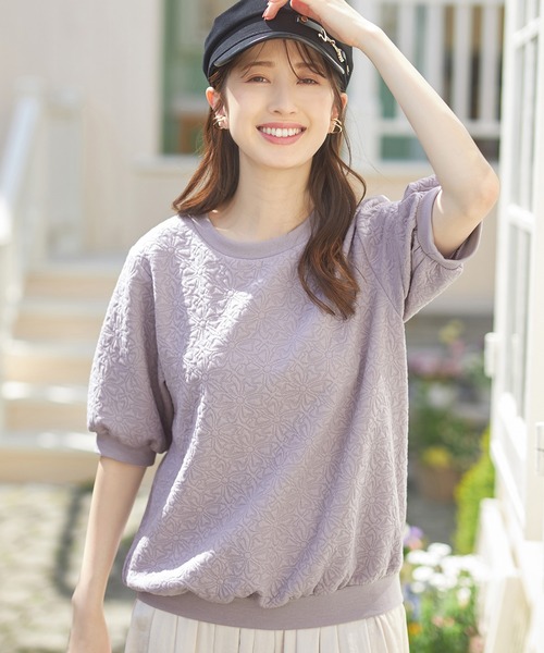 alotta(アロッタ)の「花柄ふくれジャカード5分袖トップス(Tシャツ/カットソー・レディース・ラベンダー/アイボリー/ブラック・M/L)」の2枚目の写真