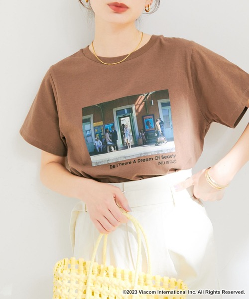 VIS（ビス）の「『エミリー、パリへ行く』コラボレーションフォトTシャツ【洗える】（Tシャツ/カットソー・レディース・ホワイト系その他2/ブラウン系その他2/ホワイト系その他・FREE）」の3枚目の写真