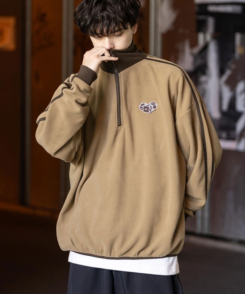 Rocky Monroe（ロッキーモンロー）の「オーバーサイズフリースハーフジッププルオーバー サイドライン ワンポイント刺繍スウェット トラックジャケット（スウェット・メンズ・グレー/ブルー/ロイヤルブルー/ベージュ/グレイッシュベージュ/ホワイト/ダークパープル/ライトブラック/ダークオレンジ/ダークグリーン/ブラック/ネイビー/オレンジ/オフホワイト/ダークネイビー/ライトグレー/グリーン/パープル/ブラック×ホワイト/ネイビー×ホワイト/ホワイト×ブラック・XL/M/L）」の9枚目の写真