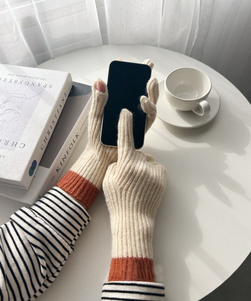 wears(ウェアーズ)の「【スマホ対応】バイカラー手袋(手袋・レディース・アイボリー/レッド/ブルー/ネイビー/グレー・FREE)」の9枚目の写真