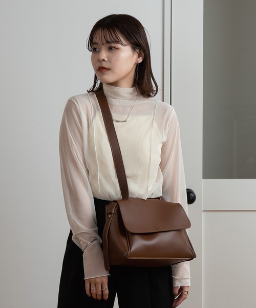 Amiur（エミレ）の「rectangle basic shoulder bag / レクタングルベーシックショルダーバッグ（ショルダーバッグ・レディース・アイボリー/ブラック/ブラウン・FREE）」の3枚目の写真