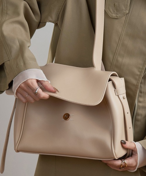 Amiur（エミレ）の「rectangle basic shoulder bag / レクタングルベーシックショルダーバッグ（ショルダーバッグ・レディース・アイボリー/ブラック/ブラウン・FREE）」の6枚目の写真