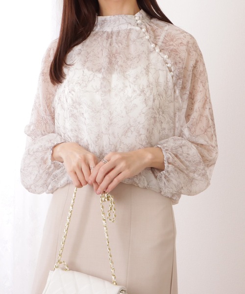 Lace Ladies(レースレディース)の「ボタニカル柄 プチハイネック パール ライン プルオーバー(シャツ/ブラウス・レディース・ホワイト・L/S/M/XL)」の1枚目の写真