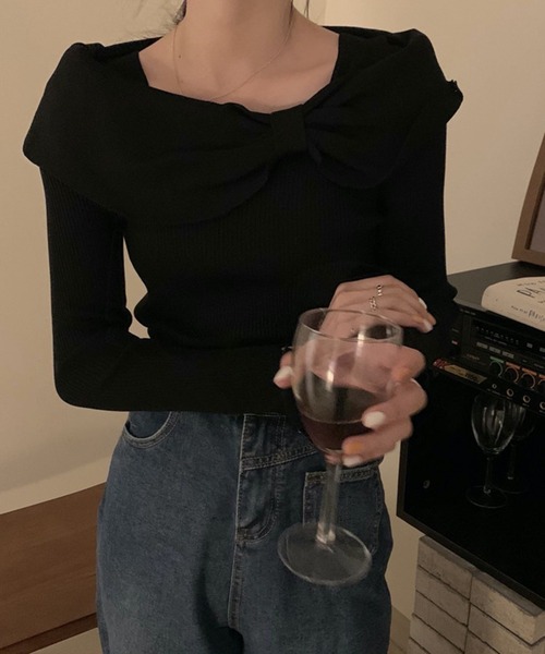 Nia（ニア）の「Nia(ニア)/デコルテリボン　リブニットトップス（ニット/セーター・レディース・レッド/アイボリー/ブラック・FREE）」の2枚目の写真