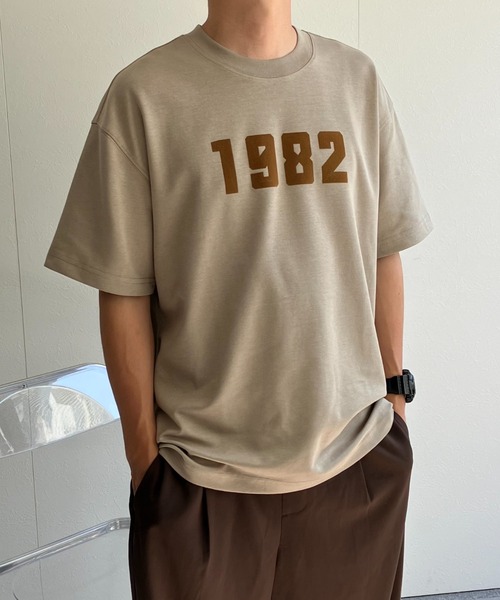 CREARE -LINO-（クレアーレリノ）の「フロッキー加工 ナンバーロゴプリントTシャツ/カットソー/半袖TOPS（Tシャツ/カットソー・メンズ・チャコールグレー/ベージュ/ホワイト/ブラック・MEDIUM/LARGE）」の4枚目の写真