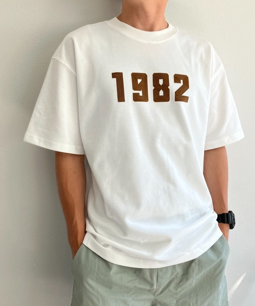 CREARE -LINO-（クレアーレリノ）の「フロッキー加工 ナンバーロゴプリントTシャツ/カットソー/半袖TOPS（Tシャツ/カットソー・メンズ・チャコールグレー/ベージュ/ホワイト/ブラック・MEDIUM/LARGE）」の2枚目の写真