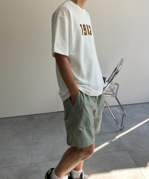 CREARE -LINO-（クレアーレリノ）の「フロッキー加工 ナンバーロゴプリントTシャツ/カットソー/半袖TOPS（Tシャツ/カットソー・メンズ・チャコールグレー/ベージュ/ホワイト/ブラック・MEDIUM/LARGE）」の8枚目の写真