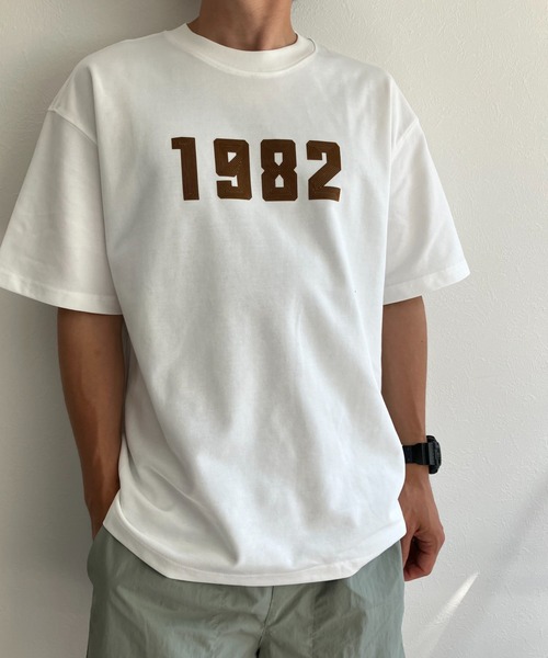 CREARE -LINO-（クレアーレリノ）の「フロッキー加工 ナンバーロゴプリントTシャツ/カットソー/半袖TOPS（Tシャツ/カットソー・メンズ・チャコールグレー/ベージュ/ホワイト/ブラック・MEDIUM/LARGE）」の19枚目の写真