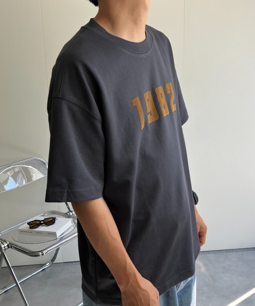CREARE -LINO-（クレアーレリノ）の「フロッキー加工 ナンバーロゴプリントTシャツ/カットソー/半袖TOPS（Tシャツ/カットソー・メンズ・チャコールグレー/ベージュ/ホワイト/ブラック・MEDIUM/LARGE）」の18枚目の写真